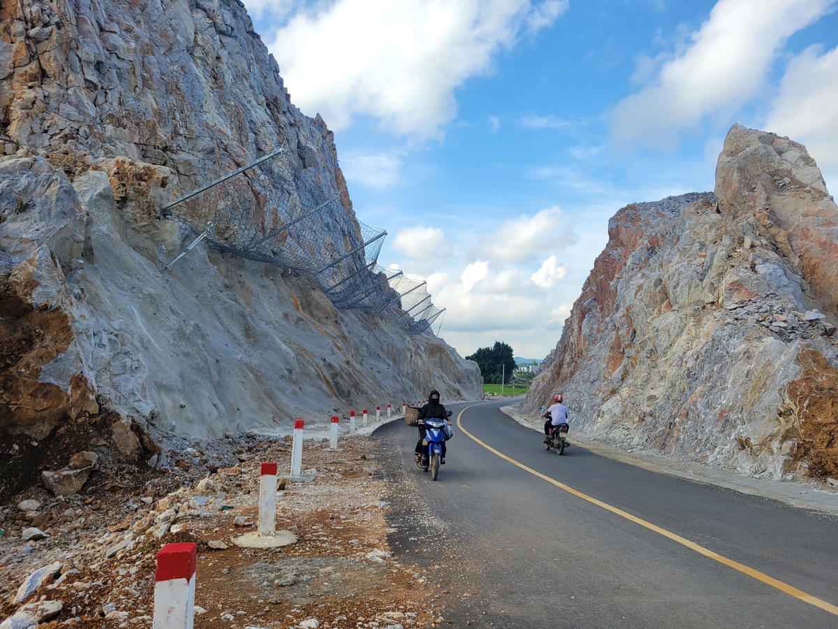 Ông Nguyễn Văn Mỹ (71 tuổi, trú thôn Bái Sơn) cho biết: Sau khi hoàn thành và đưa vào sử dụng, cây cầu vượt cao tốc này chính là tuyến đường tỉnh để đi các huyện và từ xã Hà Lĩnh (huyện Hà Trung) đi thị xã Bỉm Sơn. "Trước kia, khi chưa có cao tốc thì mọi người di chuyển qua một con đường nhỏ cắt ngang cao tốc ở thôn Bái Sơn để đi ra bên ngoài. Khi cao tốc hoàn thành rồi thì đường bị cắt đôi, sau đó thì đơn vị thi công họ làm cho tuyến đường dẫn và cây cầu vượt này để đi. Mỗi ngày, có hàng trăm cháu học sinh ở Trường Tiểu học, THCS Hà Tiến được bố mẹ chở qua đây, trong khi những tảng đá lớn ở trên đỉnh núi, chỉ cần tác động mạnh như bão tốc, giông lốc thì sẽ rơi xuống, gây nguy hiểm cho mọi người đi dưới đường", ông Mỹ nói.