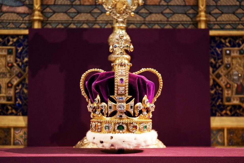 Vương miện Thánh Edward, đã không ở bên ngoài Tháp London trong 60 năm, được trưng bày trong Lễ kỷ niệm 60 năm Ngày đăng quang của Nữ hoàng Elizabeth tại Tu viện Westminster ở London, 4/6/2013.