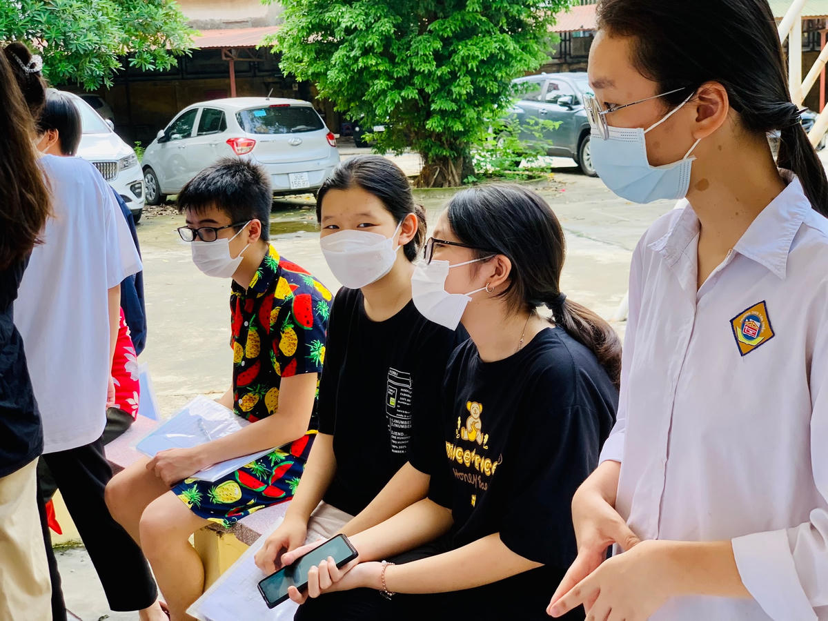 Sự hào hứng và hạnh phúc thể hiện rõ trên gương mặt của các em học sinh.