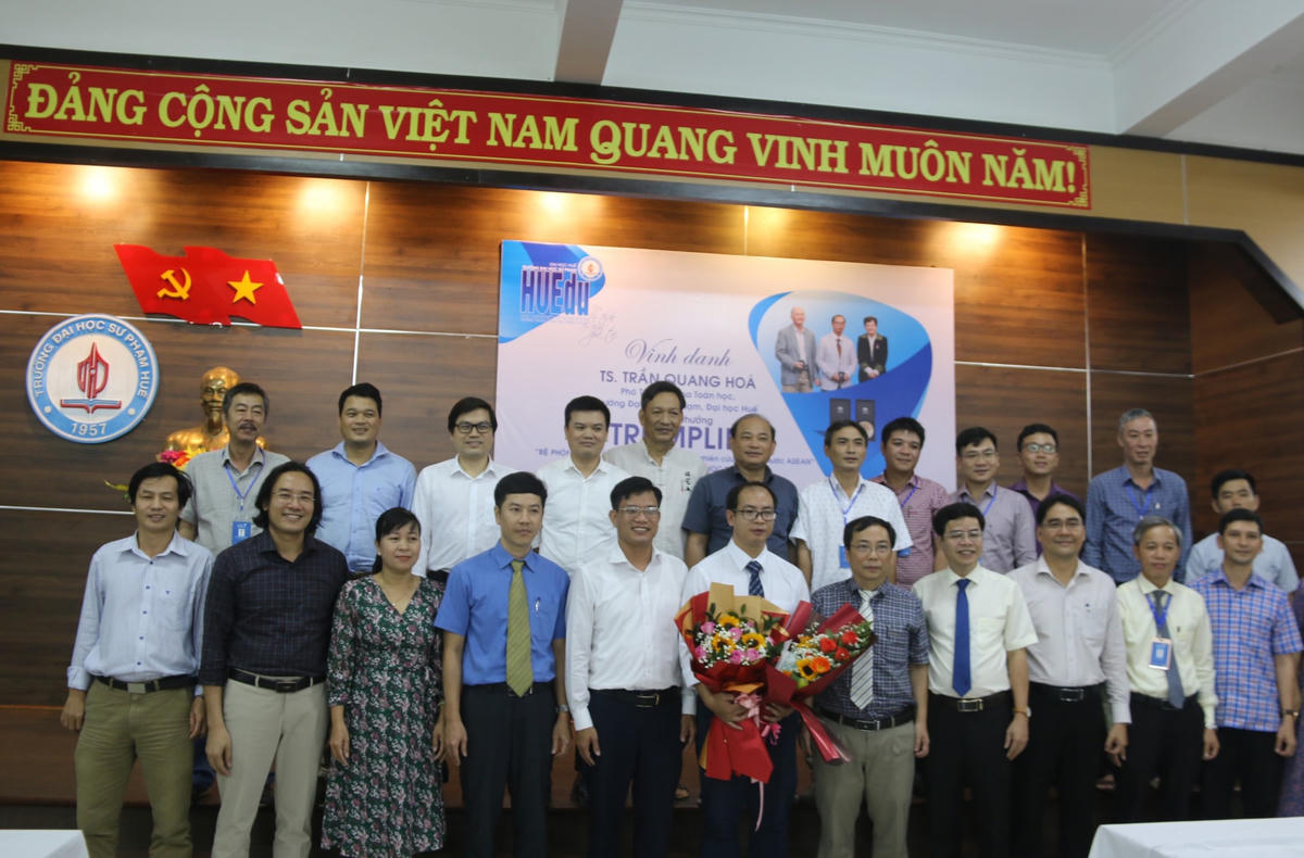 Các thầy cô Trường Đại học Sư phạm, Đại học Huế chúc mừng TS. Trần Quang Hoá.