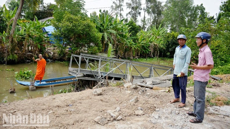 Ông Danh Hùng (giữa) cùng chính quyền địa phương chuẩn bị xây dựng cầu mới.