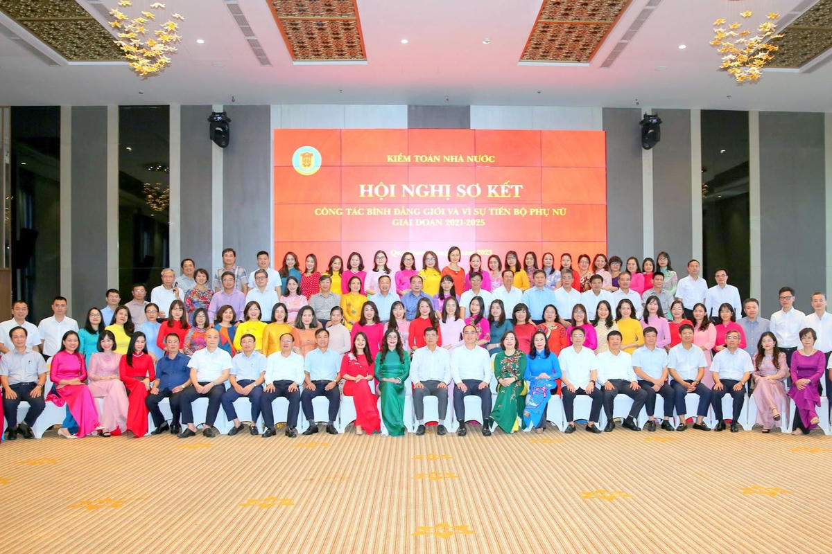 Các đại biểu chụp ảnh lưu niệm tại Hội nghị. Ảnh: H. DŨNG