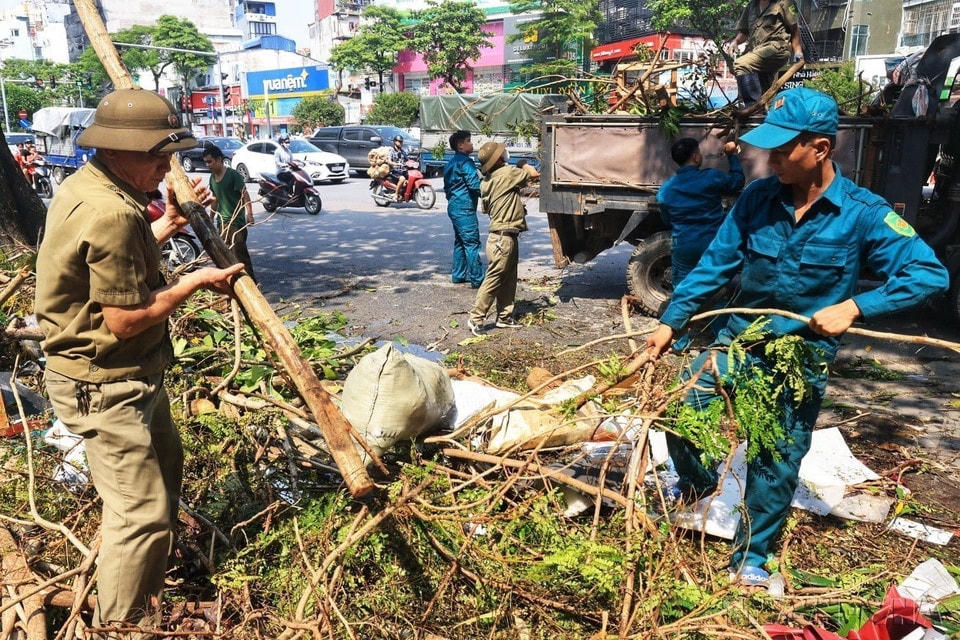 Lực lượng dân phòng và dân quân tự vệ tham gia tổng vệ sinh môi trường, khắc phục hậu quả bão số 3 trên phố Trần Duy Hưng, quận Cầu Giấy, tháng 9/2024. (Ảnh: Tuấn Anh/TTXVN)