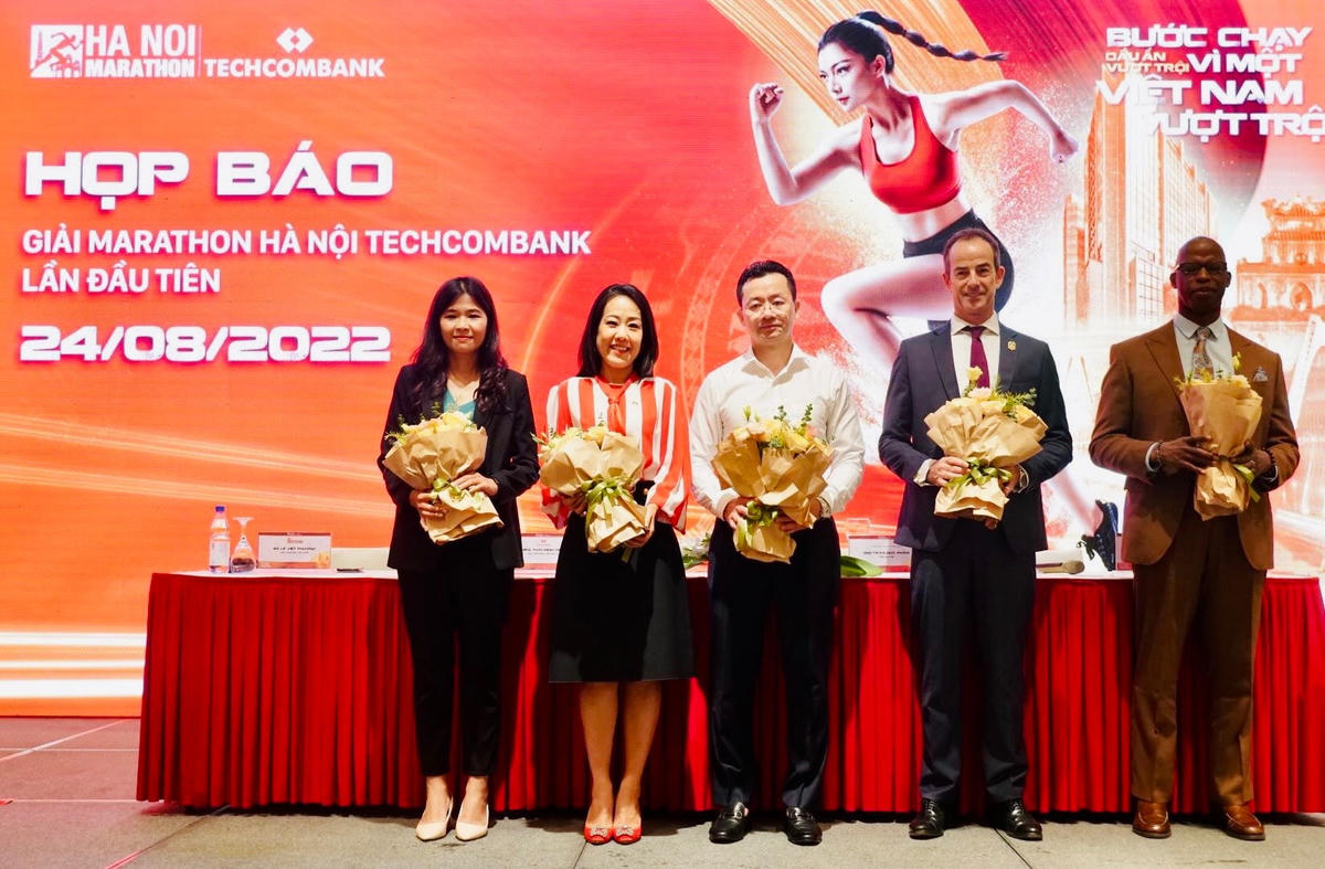 Đại diện Ban tổ chức và các đơn vị đồng hành tại cuộc họp báo.