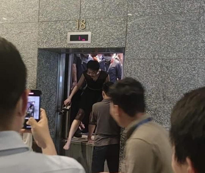 Nhiều người bị mắc kẹt trong thang máy được đưa ra ngoài. Ảnh: MXH