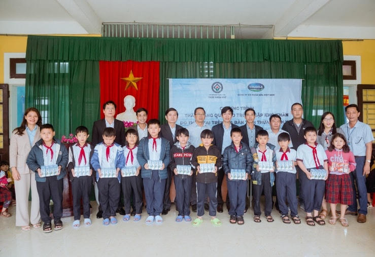 Đại diện Vinamilk trao các phần quà dinh dưỡng, san sẻ với khó khăn của người dân vùng lũ tại Thừa Thiên Huế.