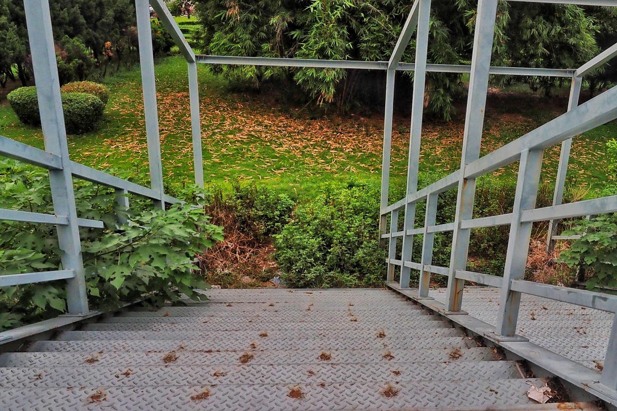 "Tôi thấy cây cầu này có thiết kế bất hợp lý, dù nhiều lần đi qua đây tôi cũng chưa thấy ai đi lên hoặc xuống tại lối đi kỳ lạ này. Mặt khác, việc xây dựng thêm một lối này sẽ thêm tốn kém hơn trong khi không đem lại được nhiều lợi ích", anh Đạt cho biết.