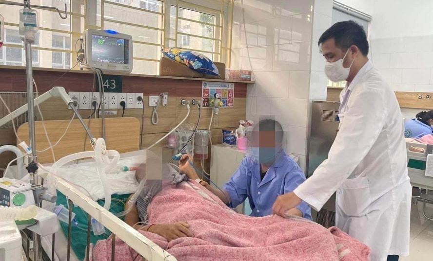 Bệnh nhân ngộ độc rượu điều trị tại Trung tâm Chống độc (Bệnh viện Bạch Mai).  