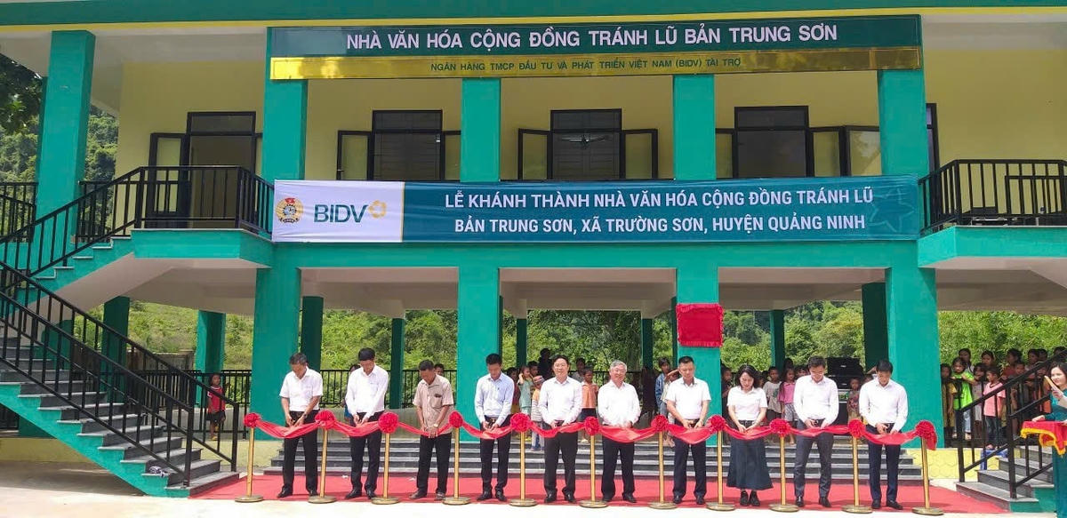 Cắt băng khánh thành và đưa vào sử dụng Nhà văn hóa cộng đồng tránh lũ ở xã Trường Sơn.