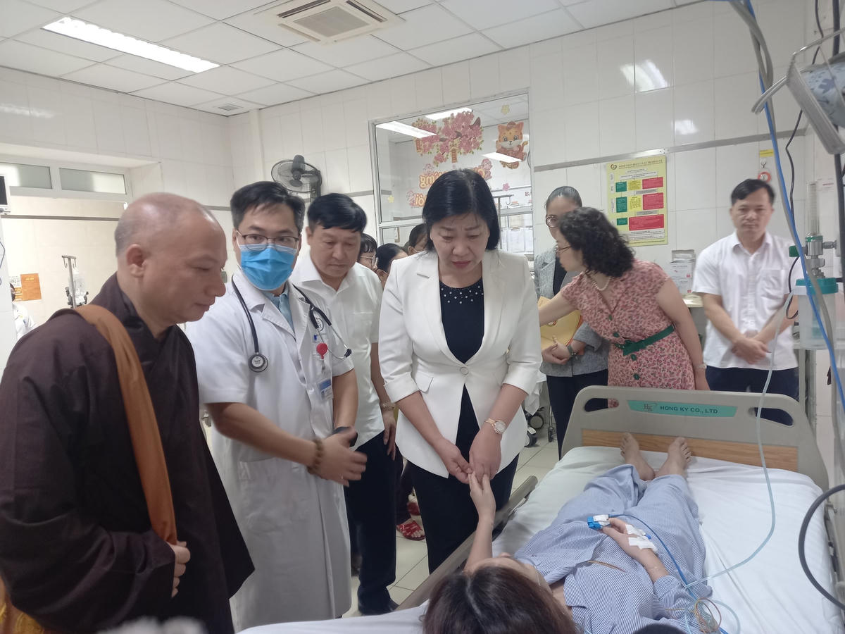 Chủ tịch Nguyễn Lan Hương động viên, thăm hỏi các nạn nhân. 