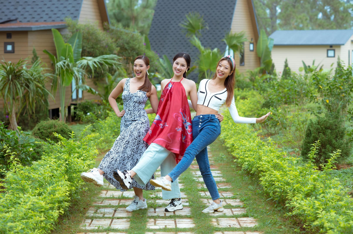 Thí sinh Hoa hậu Du lịch Thế giới chụp ảnh lưu niệm tại Sơn La. 