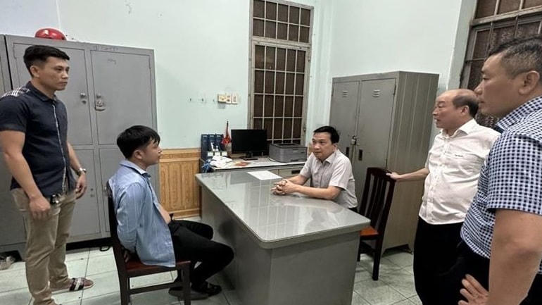 Thiếu tướng Nguyễn Sỹ Quang trực tiếp lấy lời khai đối tượng. Ảnh: Công an tỉnh Đồng Nai.