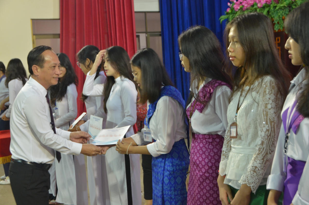 Chủ tịch UBND tỉnh Bạc Liêu Phạm Văn Thiều trao học bổng cho các em học người dân tộc Khmer có thành tích học tập tốt.
