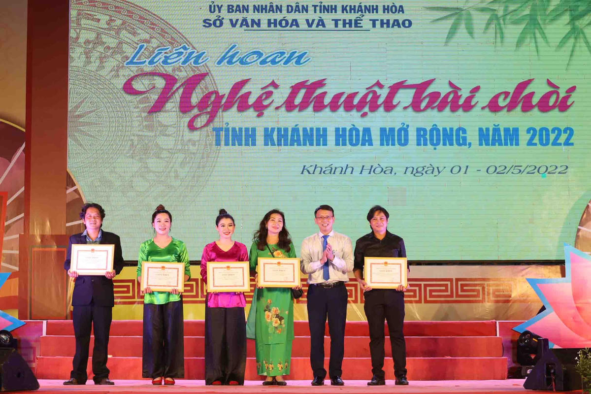  Sở Văn hóa Thể thao tỉnh Khánh Hòa trao giấy khen cho các đoàn tham gia liên hoan.