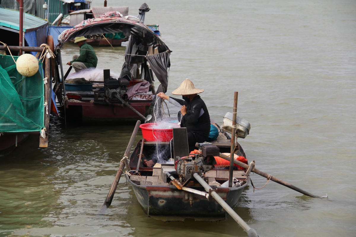 Khách du lịch đến với sông Hồng có cơ hội trải nghiệm sông nước, những hình ảnh đời thường của cuộc sống người dân chài xóm chài.