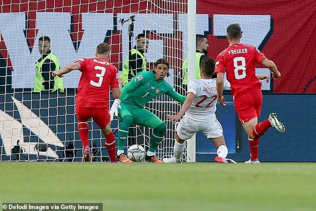 Sarabia ghi bàn duy nhất giúp Tây Ban Nha thắng Thụy Sỹ 1-0 (Ảnh: Daily Mail).