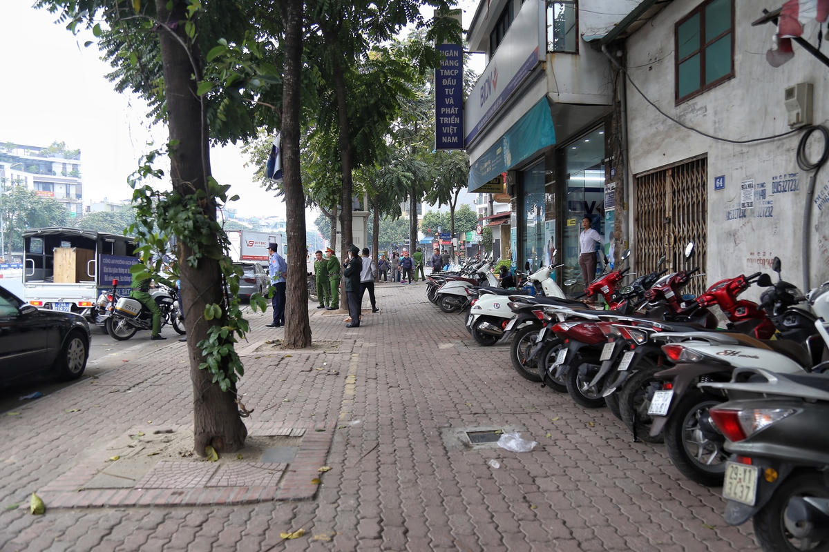 Sau khi lực lược chức năng nhắc nhở tuyến phố Trần Khát Chân đã gọn gàng và sạch sẽ hơn.