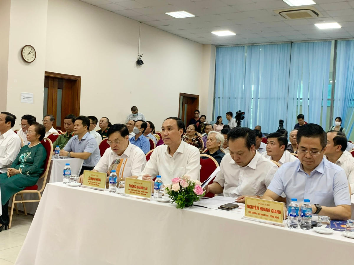 Phó Chủ tịch Phùng Khánh Tài và các đại biểu dự buổi lễ.