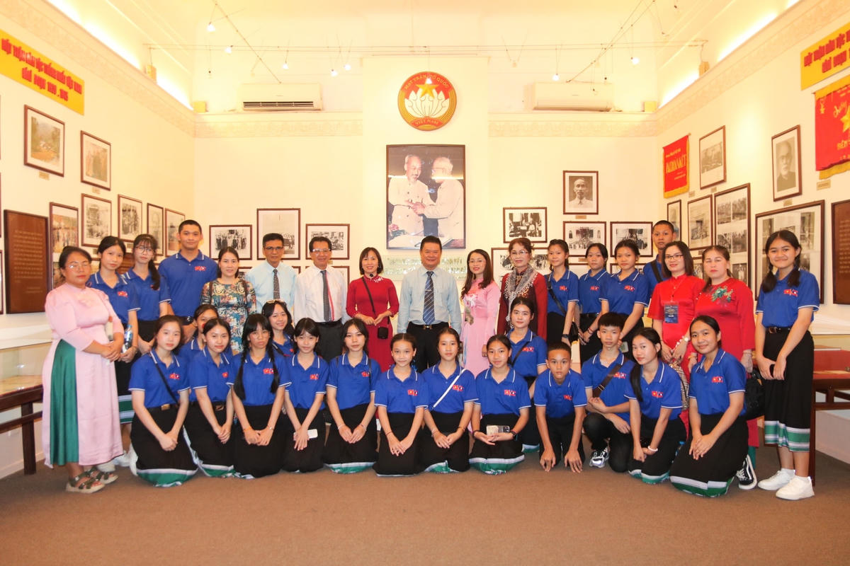 Đoàn đại biểu giáo viên và học sinh tiêu biểu Trường song ngữ Lào - Việt Nam Nguyễn Du tham quan Bảo tàng MTTQ Việt Nam.