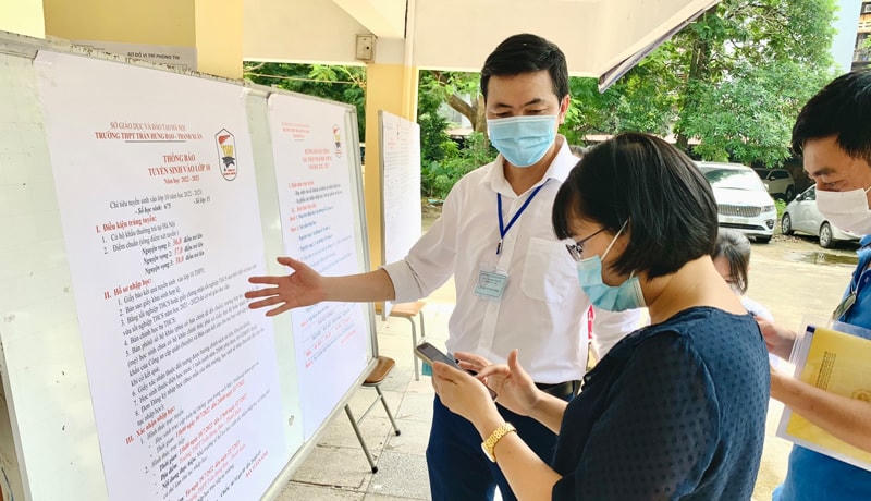 Phụ huynh được giáo viên hướng dẫn nhập học cho con vào lớp 10 Trường THPT Trần Hưng Đạo (Thanh Xuân, Hà Nội).