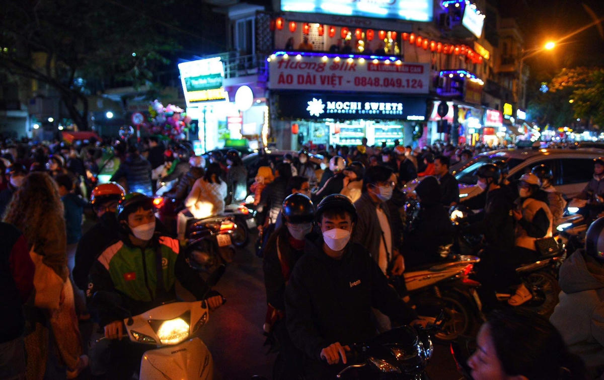 Ô tô, xe máy đi chen lấn lẫn nhau.