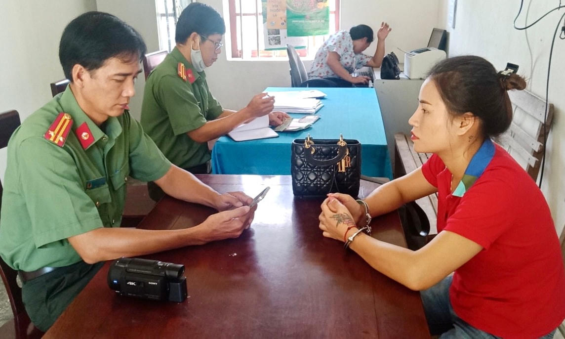 Lực lượng Công an làm việc với bị can Lương Thị Hải.