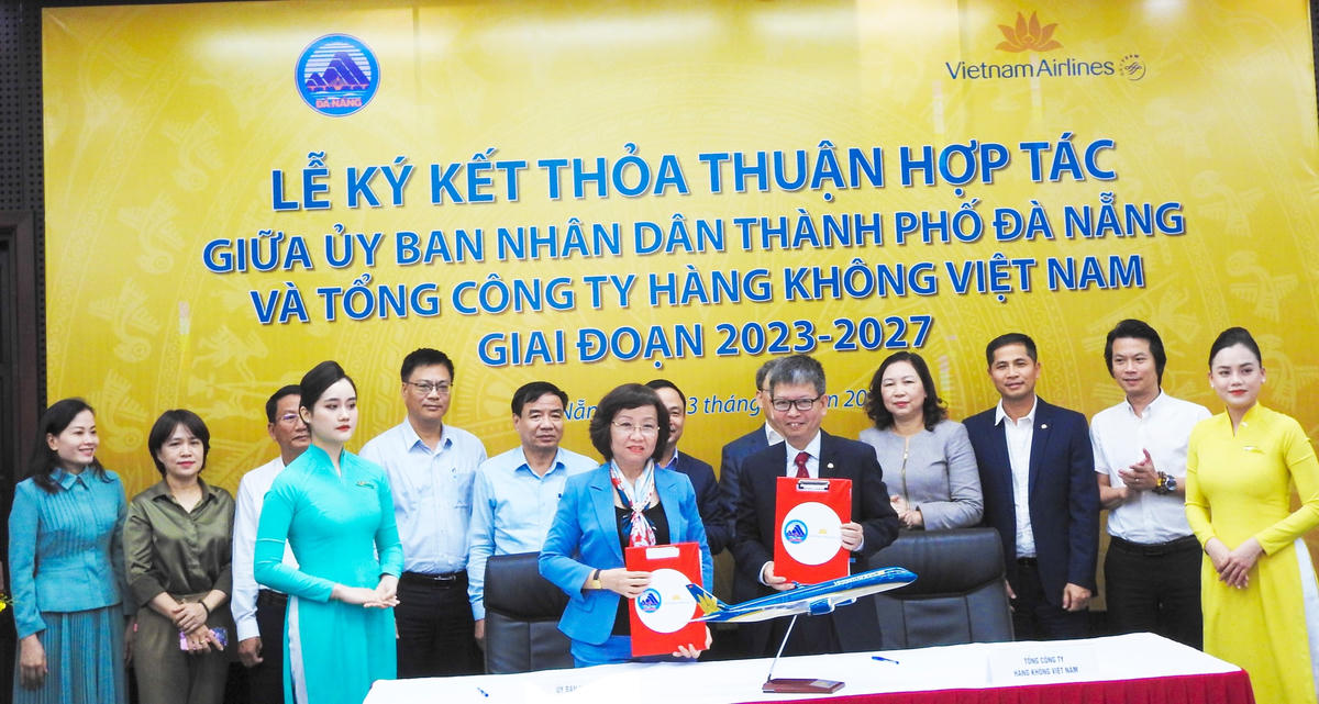 Ký kết thỏa thuận hợp tác giữa UBND TP Đà Nẵng và Vietnam Airlines giai đoạn 2023 - 2027. Ảnh: Thanh Tùng.