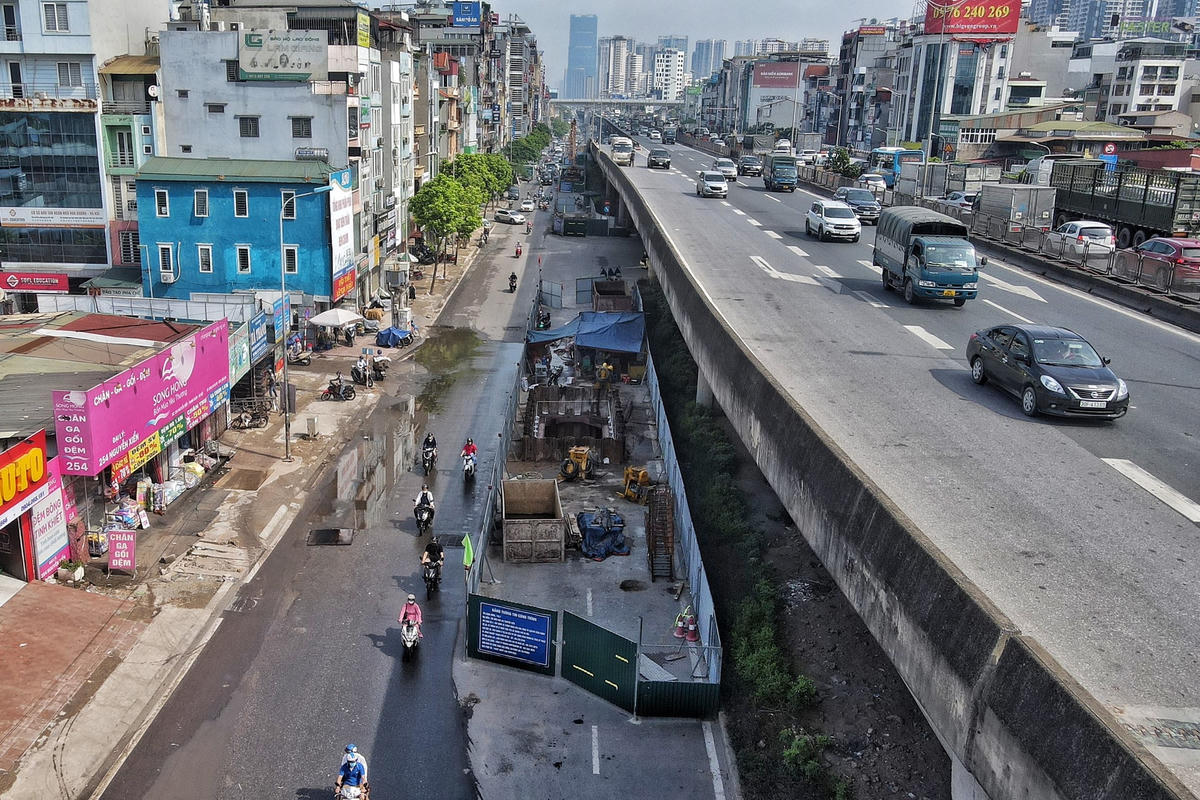 Tại tuyến đường Nguyễn Xiển hàng chục "lô cốt" cũng án ngữ ở lòng đường.