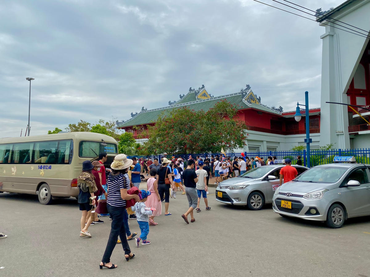 Sun World Halong Complex nhộn nhịp đón các khách đến vui chơi, giải trí.