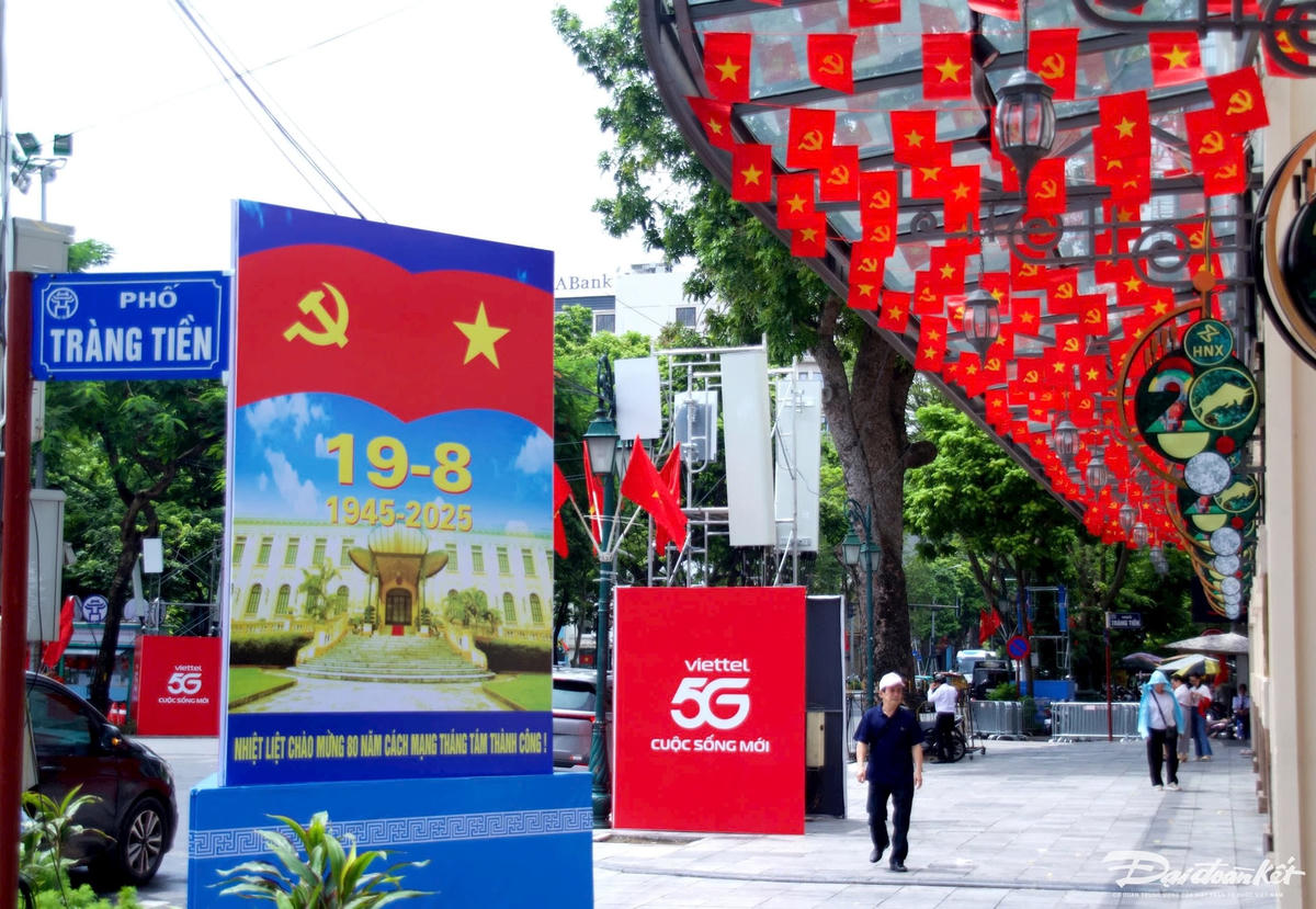 Trên những tuyến phố quen thuộc như Hoàng Diệu, Hùng Vương, Đinh Tiên Hoàng, Thanh Niên, Điện Biên Phủ…, sắc đỏ của cờ Tổ quốc, băng rôn, khẩu hiệu cùng tranh cổ động và pano hiện diện khắp nơi. Không khí trang hoàng rộn ràng này tạo nên diện mạo rực rỡ, hào hùng, hòa chung niềm vui chào mừng 80 năm Quốc khánh 2/9. Ảnh: Phạm Sỹ.