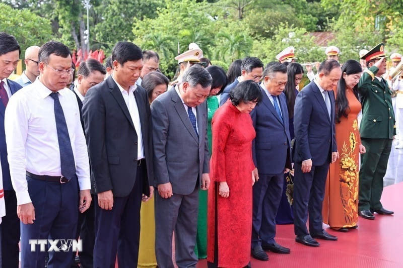 Đoàn đại biểu lãnh đạo thành phố Hà Nội tưởng niệm các anh hùng liệt sỹ. (Ảnh: Minh Đức/TTXVN)