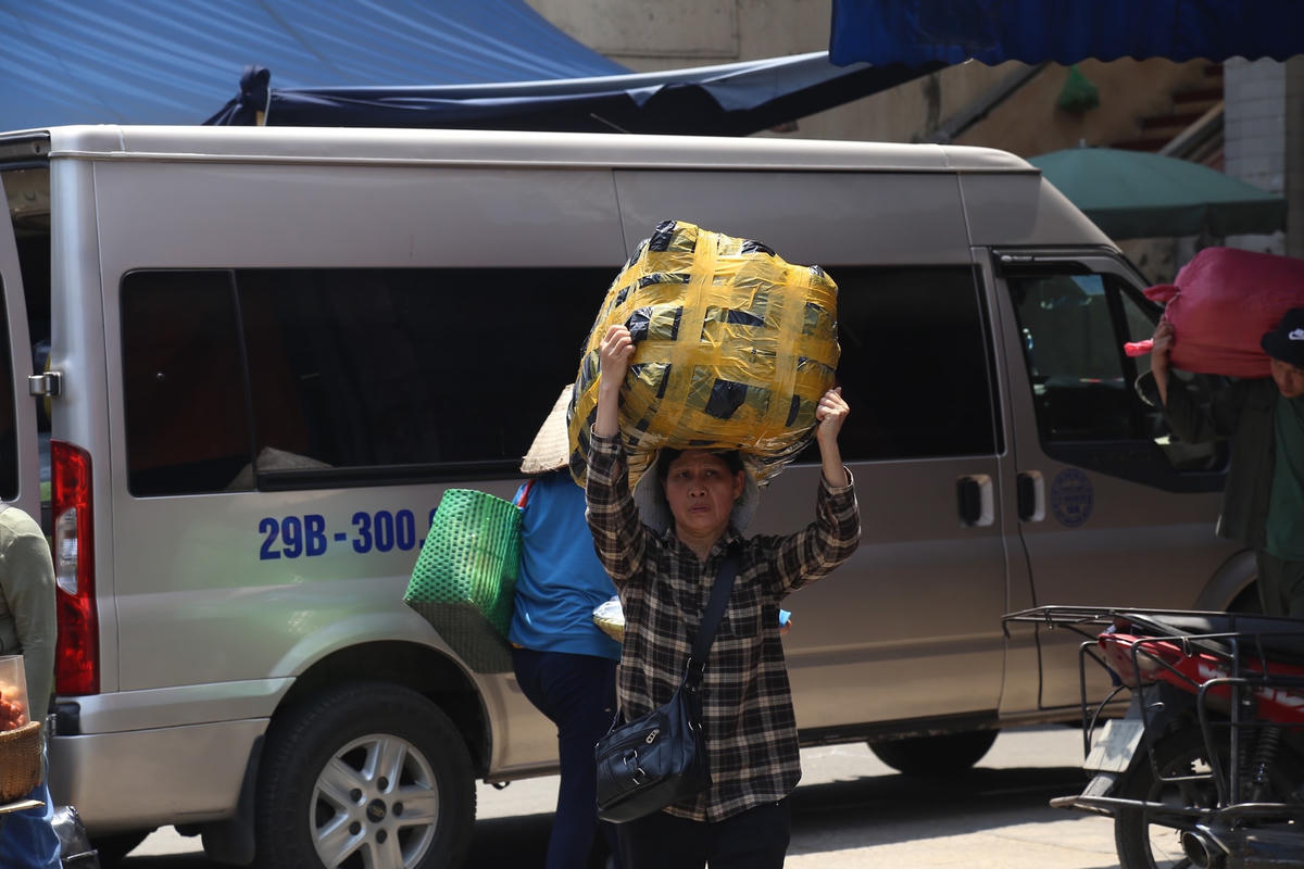 [ẢNH] Người lao động vất vả mưu sinh giữa nắng nóng như 'đổ lửa' 