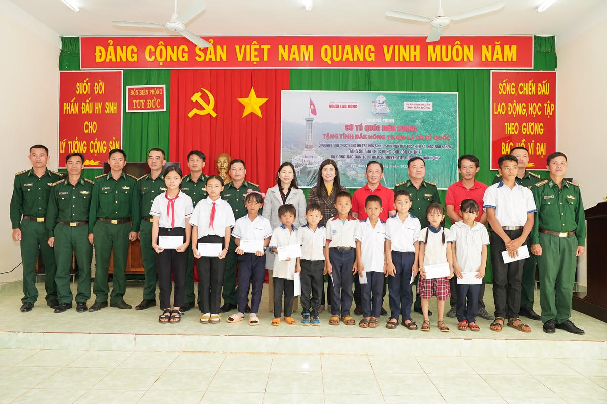 Trao học bổng cho các em có hoàn cảnh khó khăn.