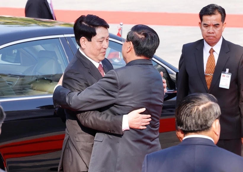 Tổng Bí thư, Chủ tịch nước Lào Thongloun Sisoulith đón Chủ tịch nước Lương Cường. (Ảnh: Lâm Khánh/TTXVN)