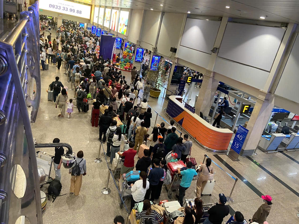 Hơn 138.000 lượt hành khách đi qua sân bay Tân Sơn Nhất trong ngày cao điểm 27 Tết.