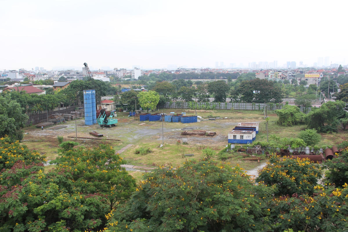 Theo tìm hiểu của PV, Dự án Trung tâm thương mại, dịch vụ, văn phòng cao cấp nằm trên ô đất rộng hơn 12.000 m2 thuộc Khu đô thị mới Việt Hưng, quận Long Biên (TP Hà Nội) được UBND TP Hà Nội giao đất cho Công ty CP Tập đoàn đầu tư Long Giang vào ngày 8/11/2011.
