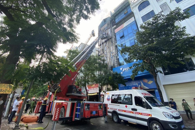 Lực lượng cứu hỏa tiến hành dập tắt vụ cháy trên địa bàn quận Cầu Giấy, Hà Nội chiều 1/8.  