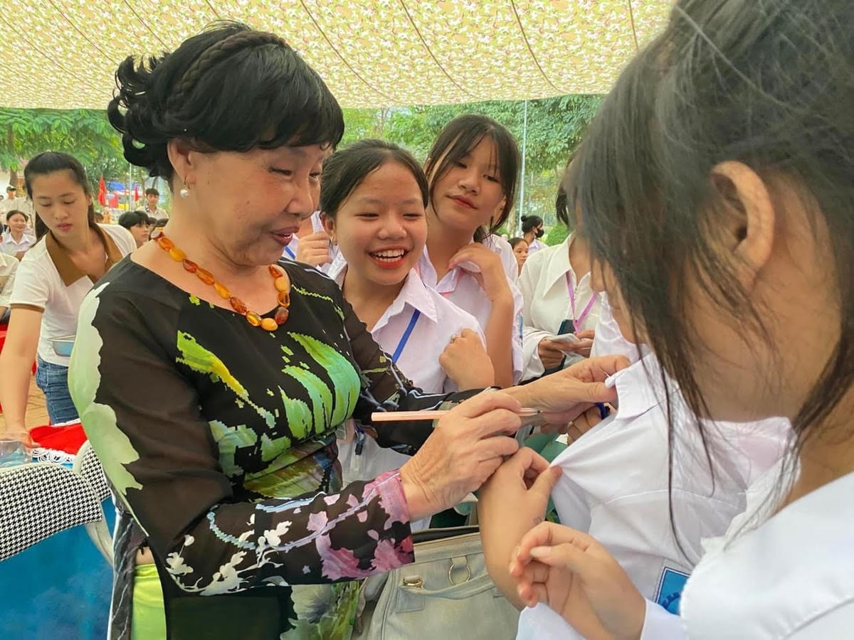 Nhà thơ Phan Thị Thanh Nhàn giao lưu với các em học sinh.  