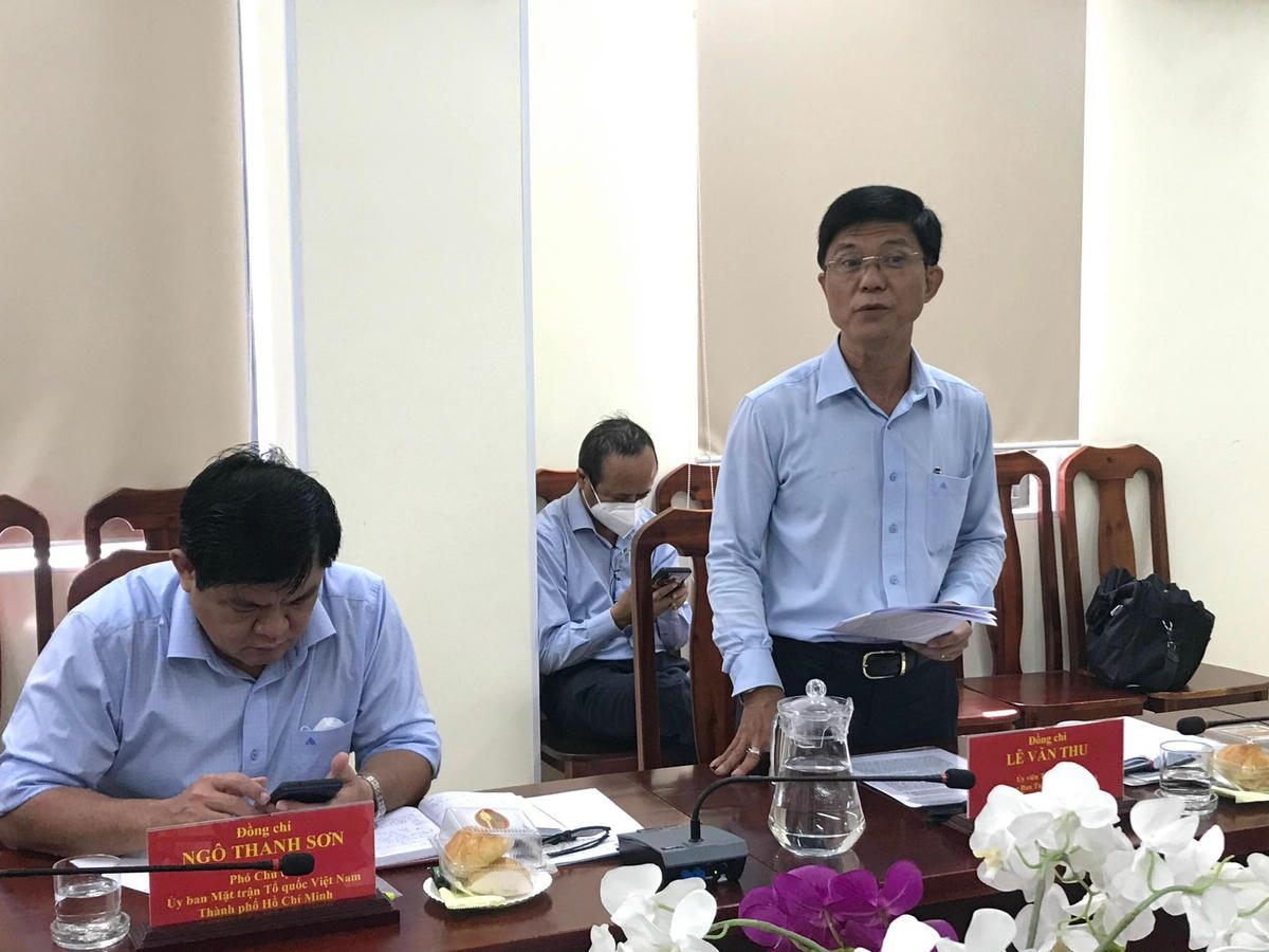 Ông Lê Văn Thu báo cáo với đoàn khảo sát về công tác kiều bào của Mặt trận thành phố.