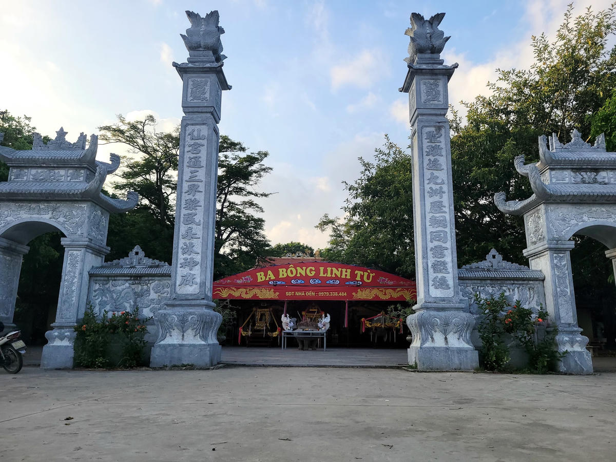 Cổng đền hướng mặt ra ngã ba Bông, nơi giáp ranh 5 huyện.