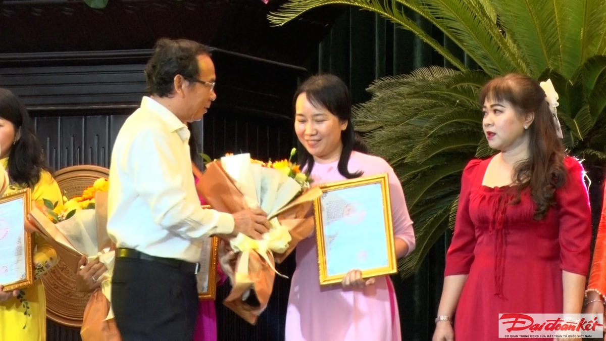 Bí thư Thành ủy TP HCM tri ân lực lượng tuyến đầu chống dịch Covid-19. (Ảnh: H.Lê)