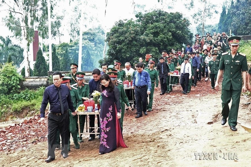 Hàng nghìn thanh niên trai tráng, bộ đội, quân và dân ta đã ngã xuống trong Cuộc chiến đấu bảo vệ biên giới phía Bắc để bờ cõi biên cương được bình yên, để Tổ quốc không còn chiến tranh, máu, nước mắt và đau thương. Trong ảnh: Lễ truy điệu, an táng hài cốt các liệt sĩ tại Nghĩa trang liệt sĩ Quốc gia Vị Xuyên, Hà Giang (11/7/2017). Ảnh: Minh Tâm/TTXVN.