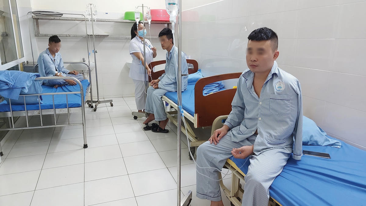 Bệnh nhân ngộ độc rượu điều trị tại Bệnh viện đa khoa tỉnh Bắc Kạn. Ảnh: BVCC.