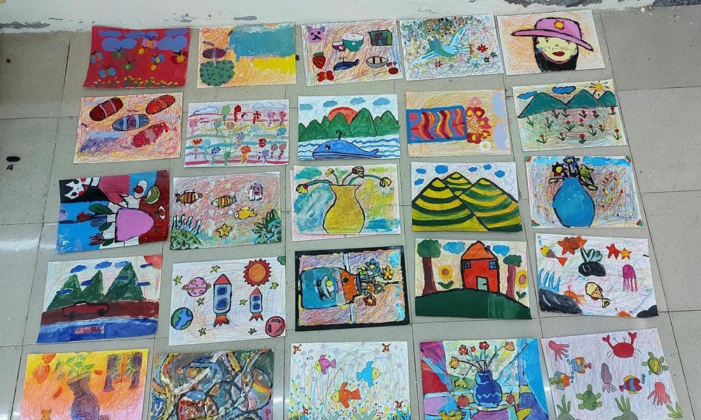 Thành quả sau khóa học vẽ miễn phí của các em thiếu nhi Cổ Đô trong dịp Hè 2023. (Nguồn: Vietnam+).