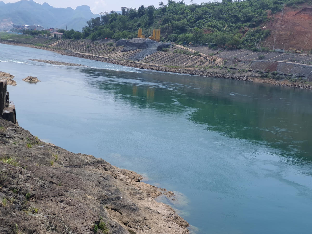 Dự báo xa hai tháng tới, do tác động của El Nino, cơ quan khí tượng nhận định nhiệt độ trung bình trên cả nước phổ biến cao hơn trung bình nhiều năm 0,5-1 độ C, có nơi cao hơn. Nắng nóng tiếp tục xuất hiện nhiều ngày hơn trung bình nhiều năm tại miền Bắc và Trung. Lượng mưa tại miền Bắc vẫn có xu hướng thiếu hụt 5-20% so với trung bình nhiều năm.