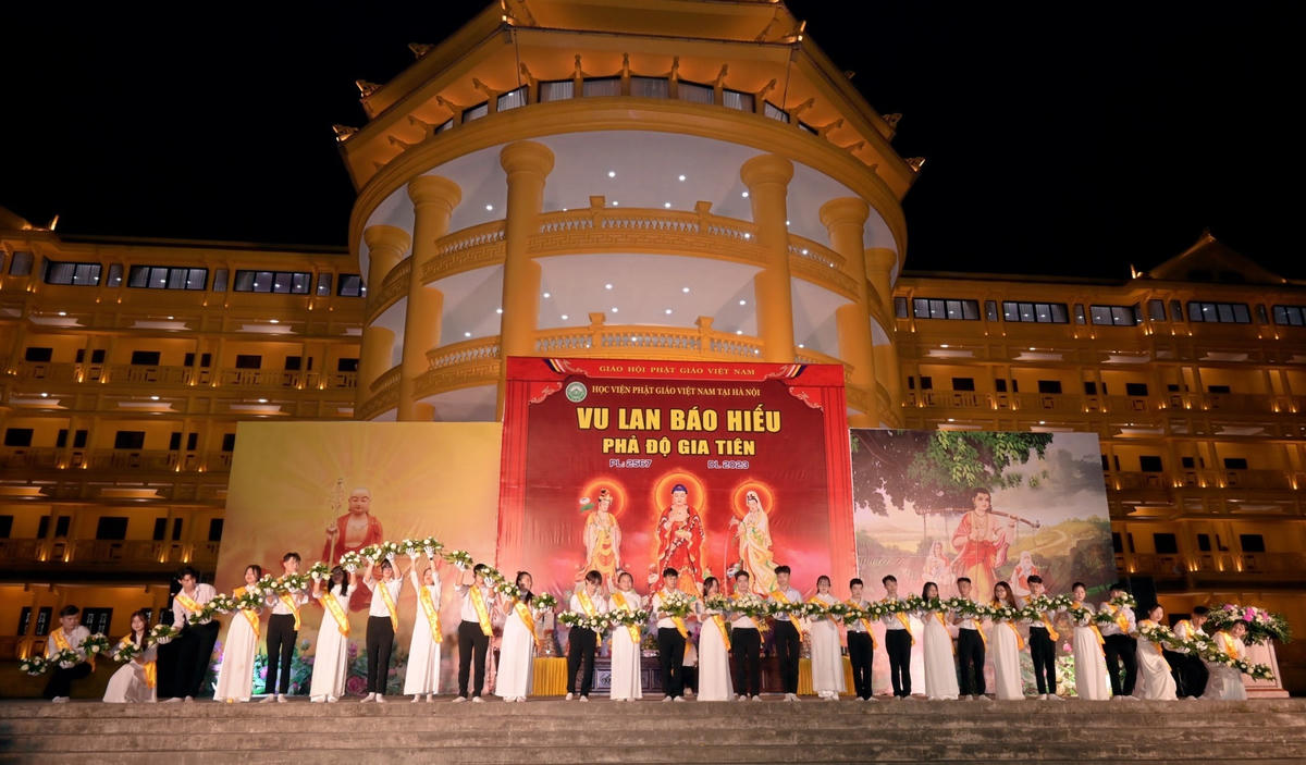 Hàng trăm tăng, ni sinh tham gia đại lễ Vu lan báo hiếu