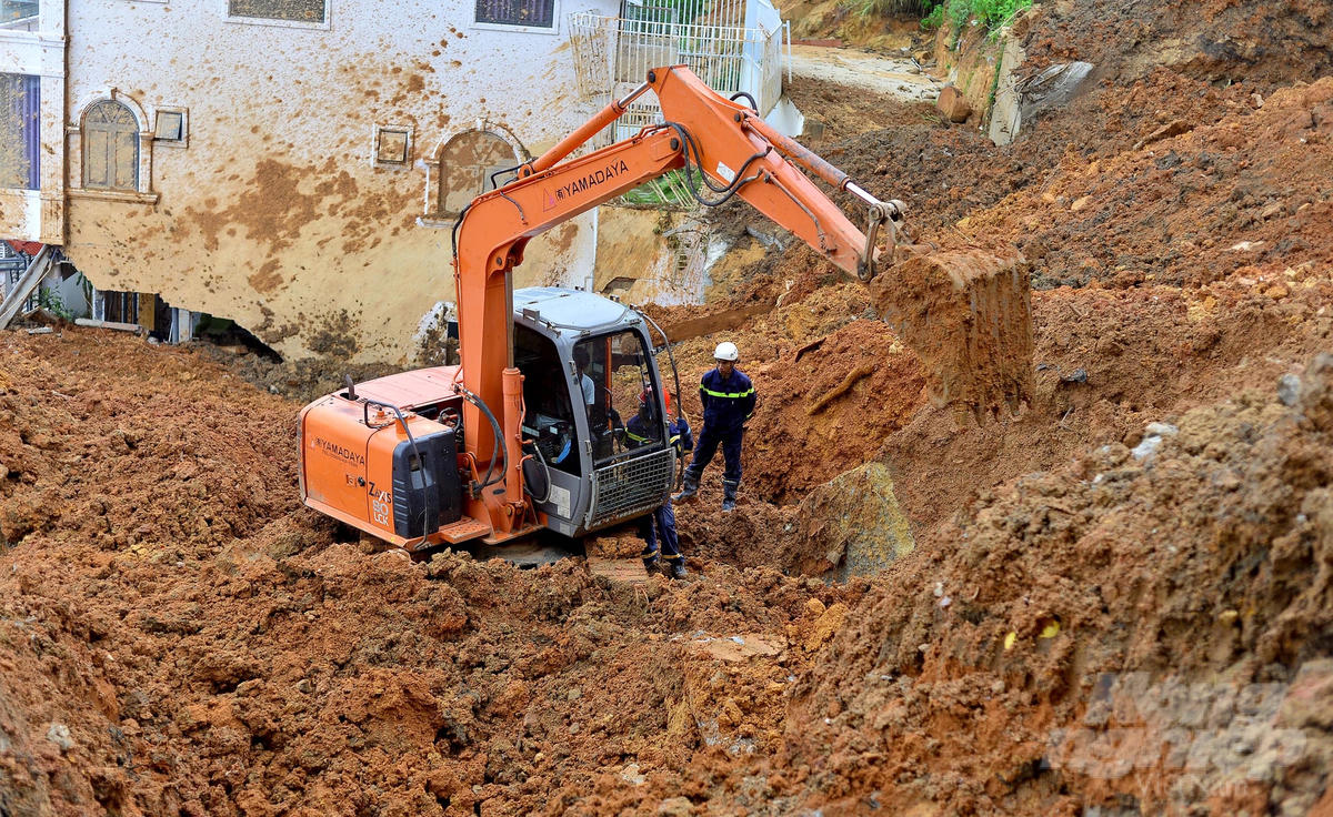 Tổ chức khắc phục hậu quả vụ sạt lở đất.