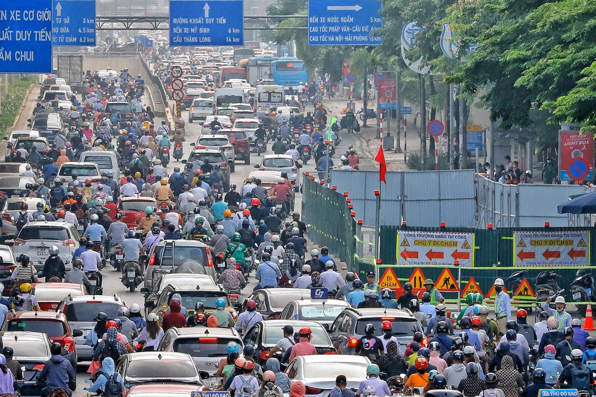 Tuyến đường Nguyễn Trãi ùn tắc dài hàng km vì 'lô cốt' thi công dự án nước thải