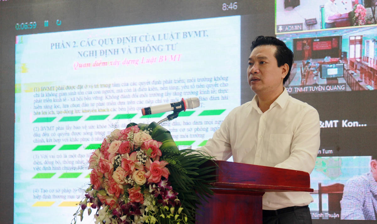 Ông Nguyễn Hưng Thịnh, Phó Tổng cục trưởng Tổng cục Môi trường, Bộ Tài nguyên và Môi trường hướng dẫn triển khai, đưa Luật Bảo vệ môi trường năm 2022 vào cuộc sống.