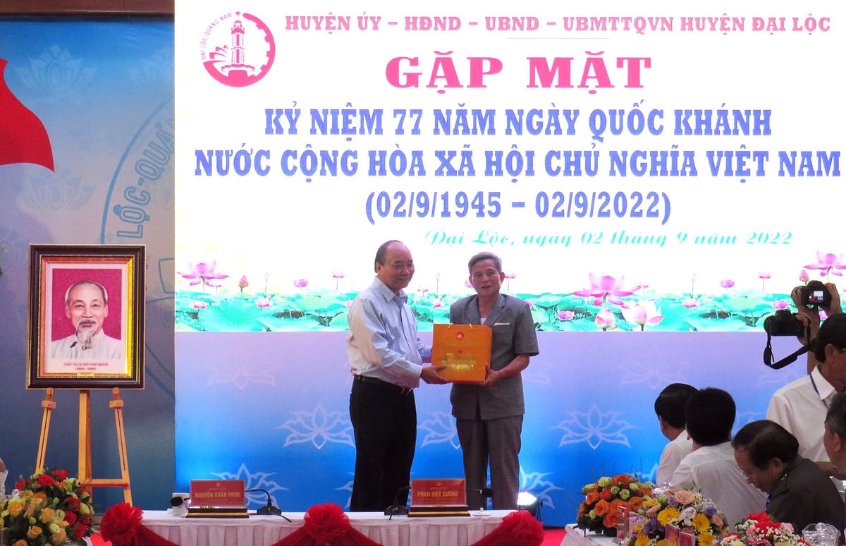 Chủ tịch nước Nguyễn Xuân Phúc tặng quà cho cán bộ hưu trí huyện Đại Lộc.